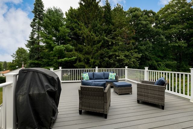 70 Sherwood Hill Dr, Holden, MA 01520