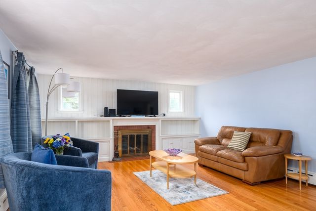70 Sherwood Hill Dr, Holden, MA 01520