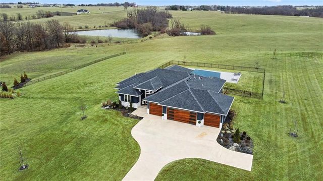 14251 Cattle Ranch Drive, Smithville, MO 64089