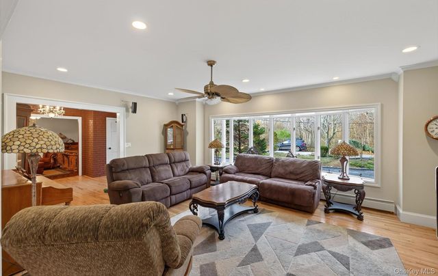 110 Florida Avenue, Commack, NY 11725