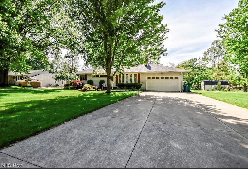 6680 Glenella Drive, Seven Hills, OH 44131