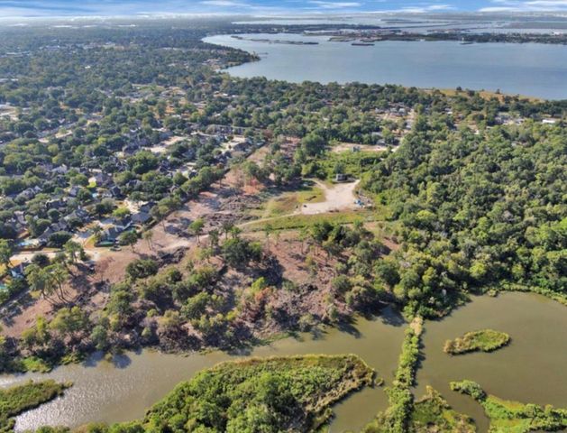 000 W Wallisville Road, Highlands, TX 77562