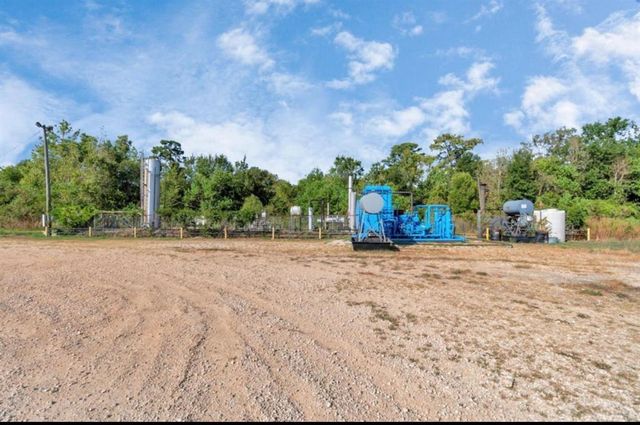 000 W Wallisville Road, Highlands, TX 77562