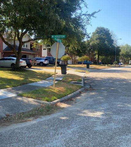000 W Wallisville Road, Highlands, TX 77562