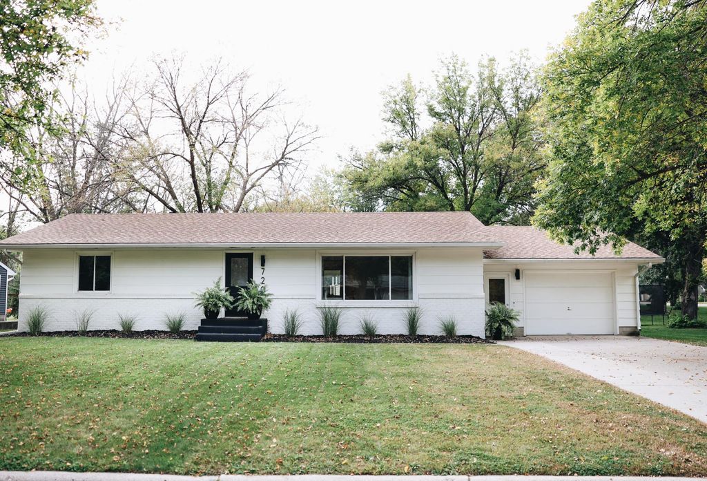 720 Lantha Avenue SE, Cokato, MN 55321