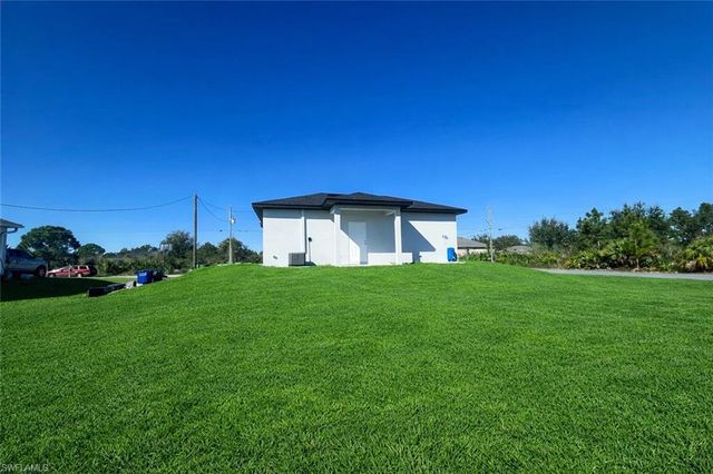 857 Bently ST E, Lehigh Acres, FL 33974