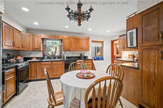 1 Barnes Place, Charleston, WV 25314