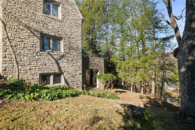1 Barnes Place, Charleston, WV 25314