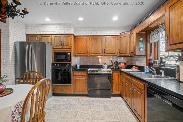 1 Barnes Place, Charleston, WV 25314