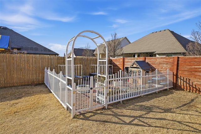 11032 NW 20th Terrace, Yukon, OK 73099