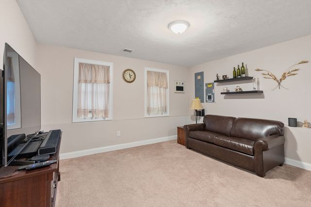 101 Prospect Hill St, Taunton, MA 02780