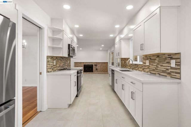 2526 Oakes Dr, Hayward, CA 94542