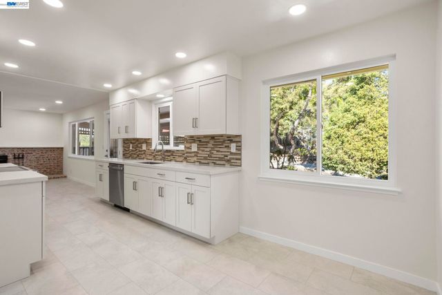 2526 Oakes Dr, Hayward, CA 94542