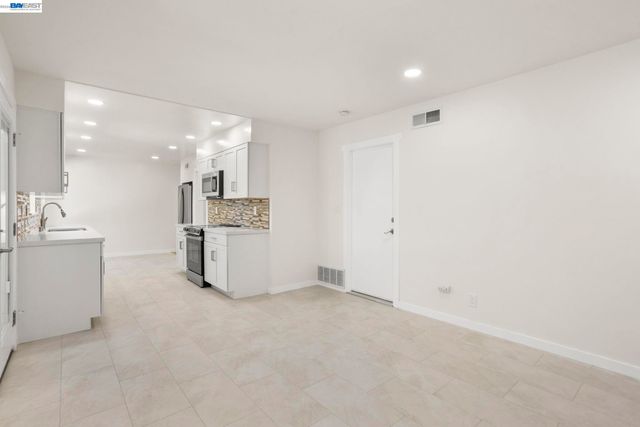 2526 Oakes Dr, Hayward, CA 94542