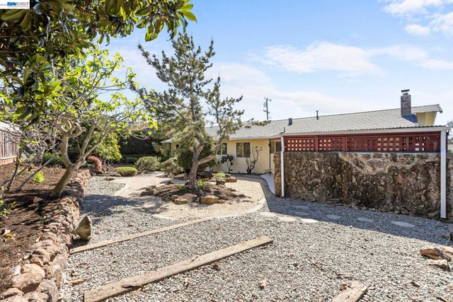 2526 Oakes Dr, Hayward, CA 94542