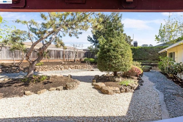 2526 Oakes Dr, Hayward, CA 94542