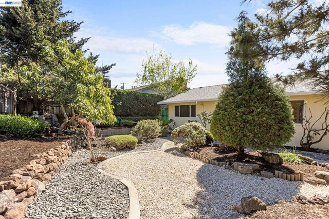 2526 Oakes Dr, Hayward, CA 94542