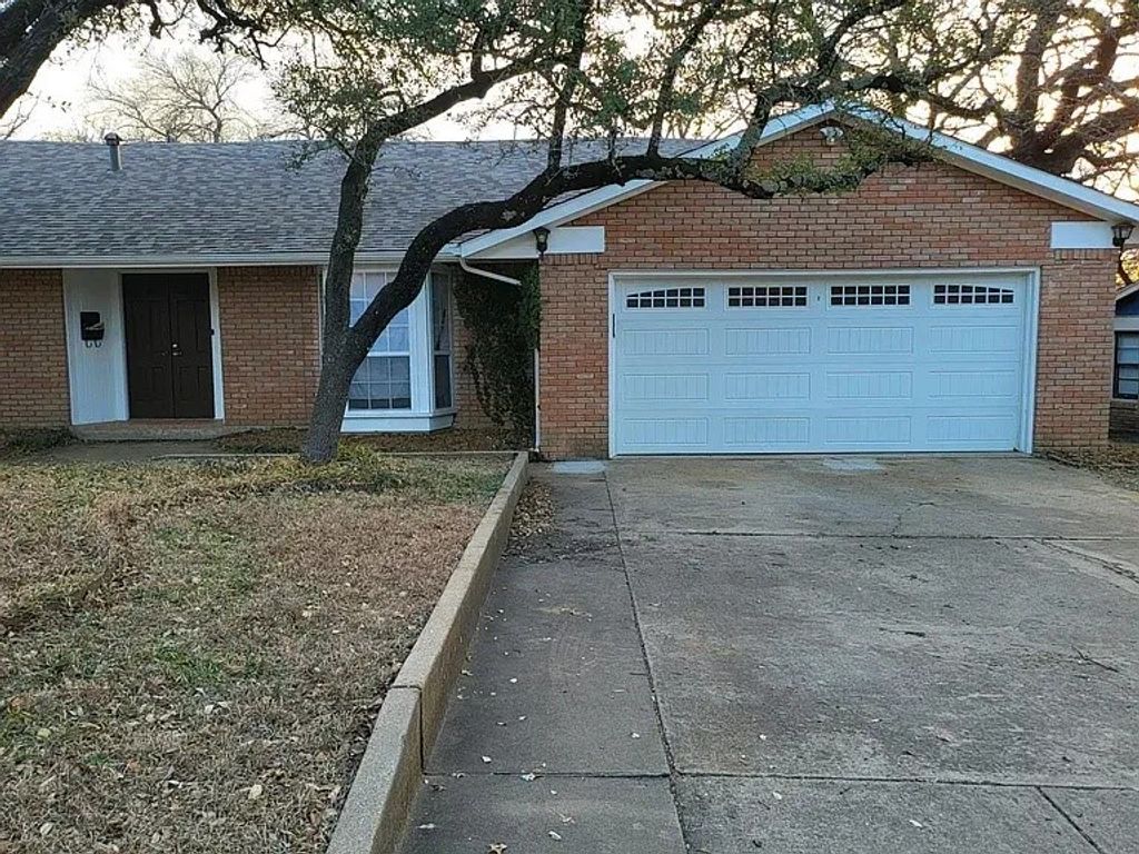 5728 Rockhill Road, Fort Worth, TX 76112