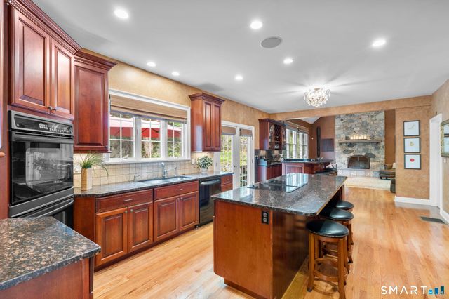 12 Logans Way, Danbury, CT 06811