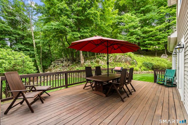 12 Logans Way, Danbury, CT 06811