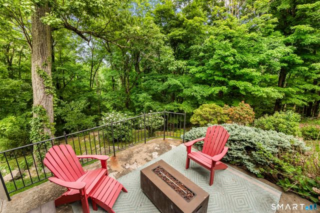 12 Logans Way, Danbury, CT 06811