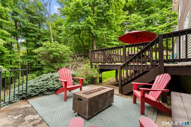 12 Logans Way, Danbury, CT 06811
