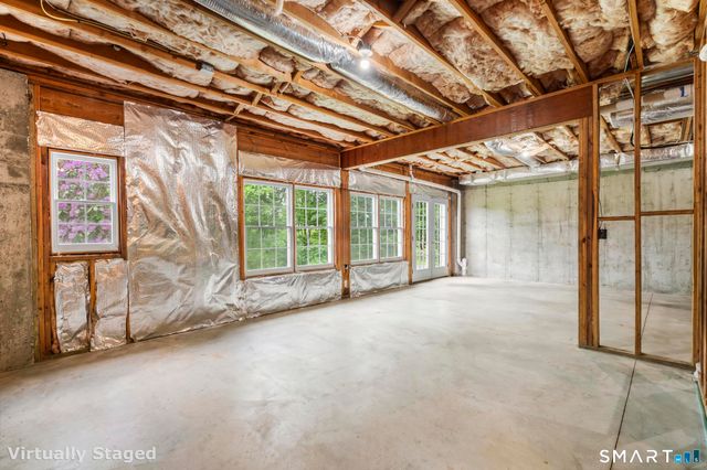 12 Logans Way, Danbury, CT 06811
