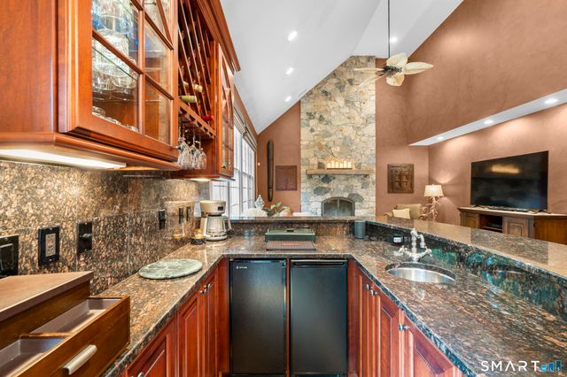 12 Logans Way, Danbury, CT 06811