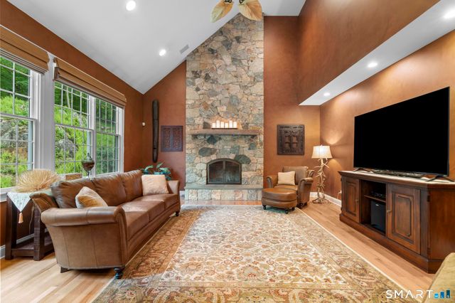12 Logans Way, Danbury, CT 06811