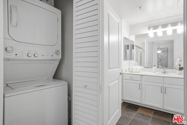 6400 Crescent Park 301, Los Angeles, CA 90094
