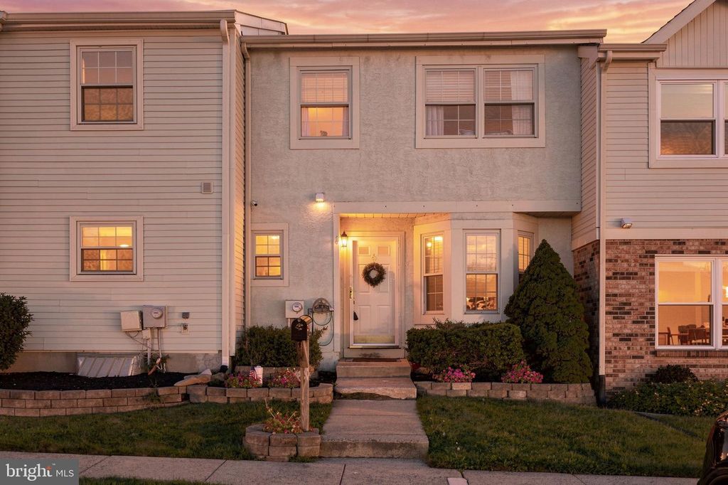 325 WAYNE CT, Holland, PA 18966