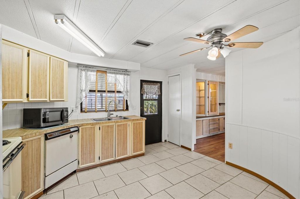 Image 6 of property listing at 5316 53RD AVENUE E K28, Bradenton, FL 34203
