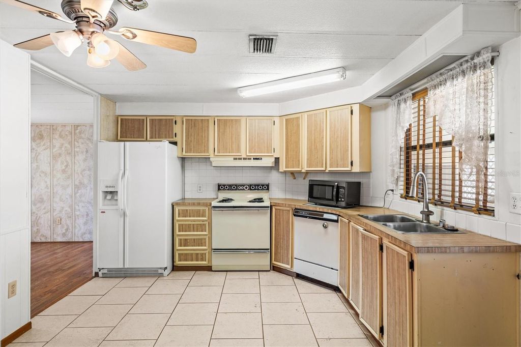 Image 7 of property listing at 5316 53RD AVENUE E K28, Bradenton, FL 34203