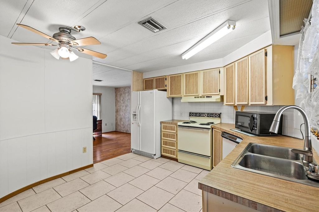 Image 8 of property listing at 5316 53RD AVENUE E K28, Bradenton, FL 34203