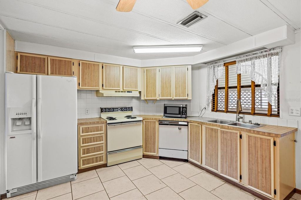 Image 9 of property listing at 5316 53RD AVENUE E K28, Bradenton, FL 34203