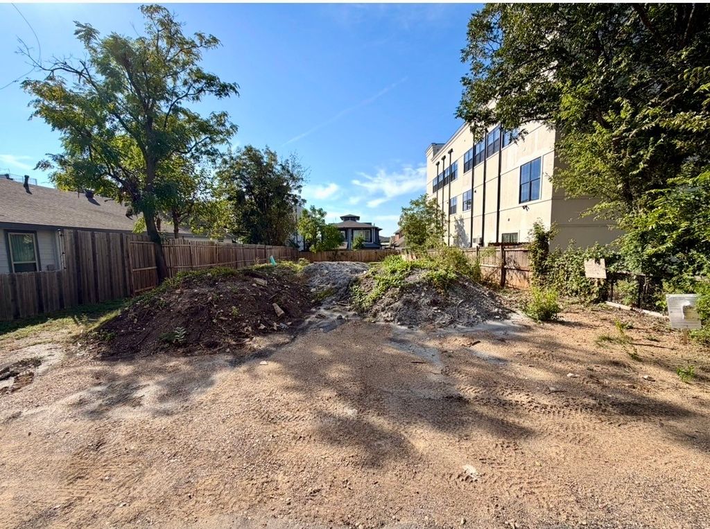 1022 Mobile Street, Dallas, TX 75208 — exterior