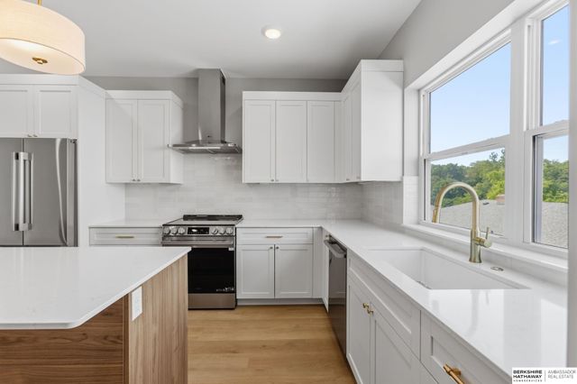 1012 S 33rd Court, Omaha, NE 68105
