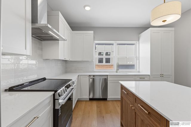 1012 S 33rd Court, Omaha, NE 68105