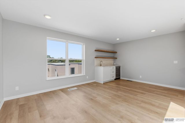 1012 S 33rd Court, Omaha, NE 68105