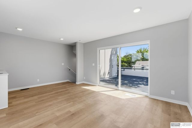 1012 S 33rd Court, Omaha, NE 68105