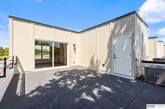 1012 S 33rd Court, Omaha, NE 68105