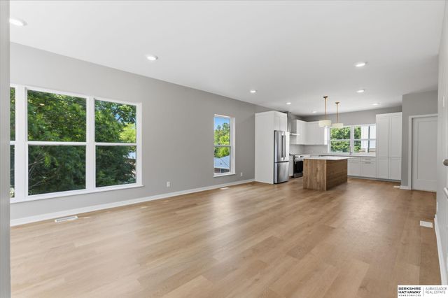 1012 S 33rd Court, Omaha, NE 68105