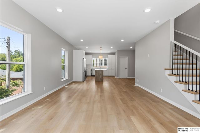 1012 S 33rd Court, Omaha, NE 68105