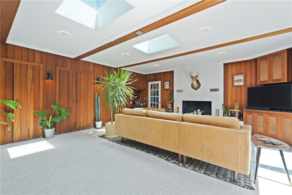 Image 22 of property listing at 244 E 64th Street, Savannah, GA 31405
