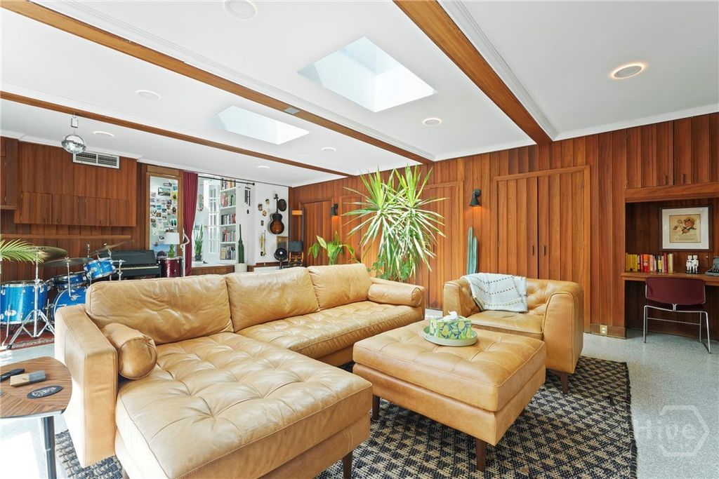 Image 23 of property listing at 244 E 64th Street, Savannah, GA 31405