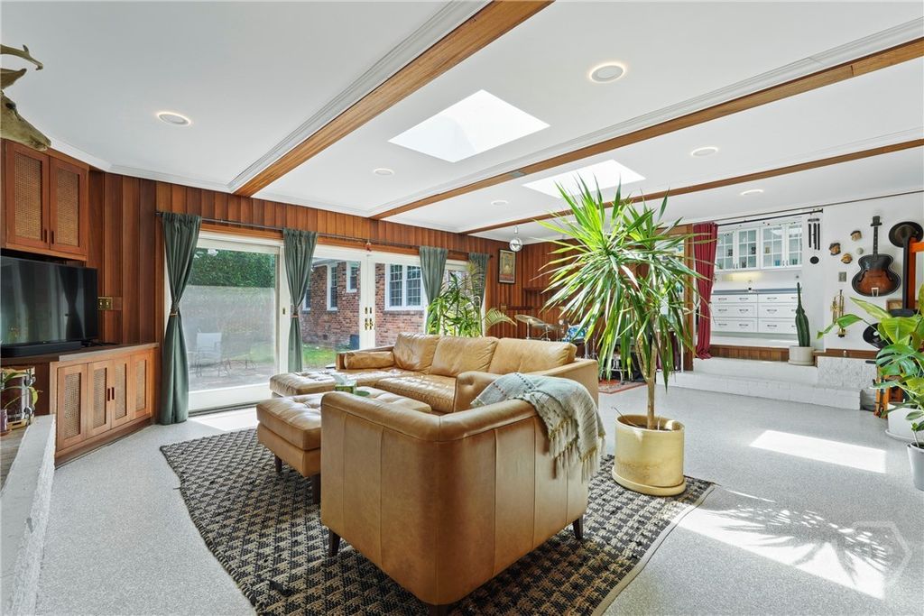 Image 24 of property listing at 244 E 64th Street, Savannah, GA 31405