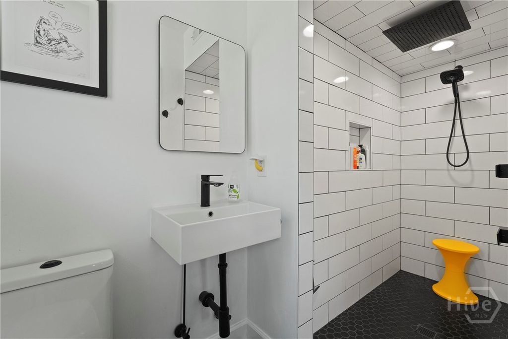 Image 32 of property listing at 244 E 64th Street, Savannah, GA 31405