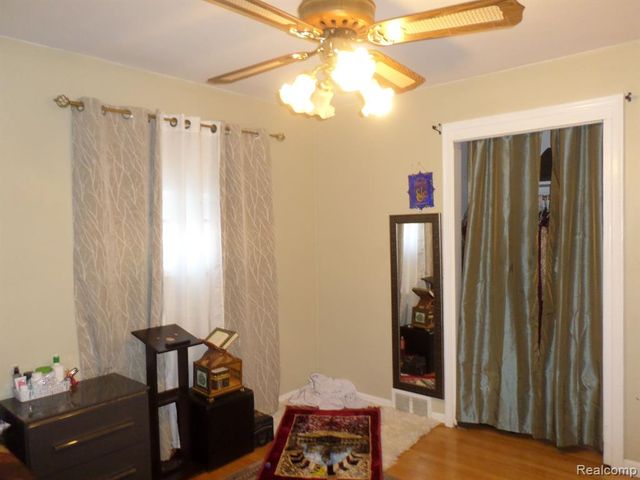 8386 N Colonial Street, Dearborn Heights, MI 48127