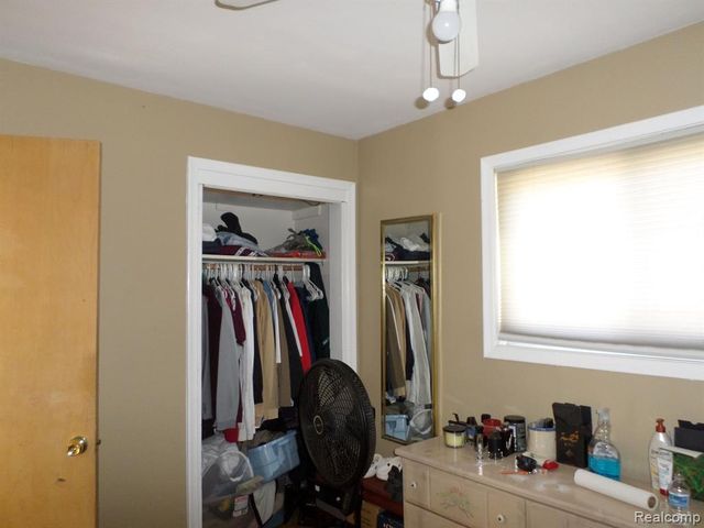 8386 N Colonial Street, Dearborn Heights, MI 48127