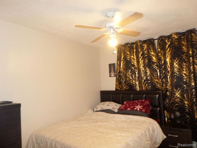 8386 N Colonial Street, Dearborn Heights, MI 48127